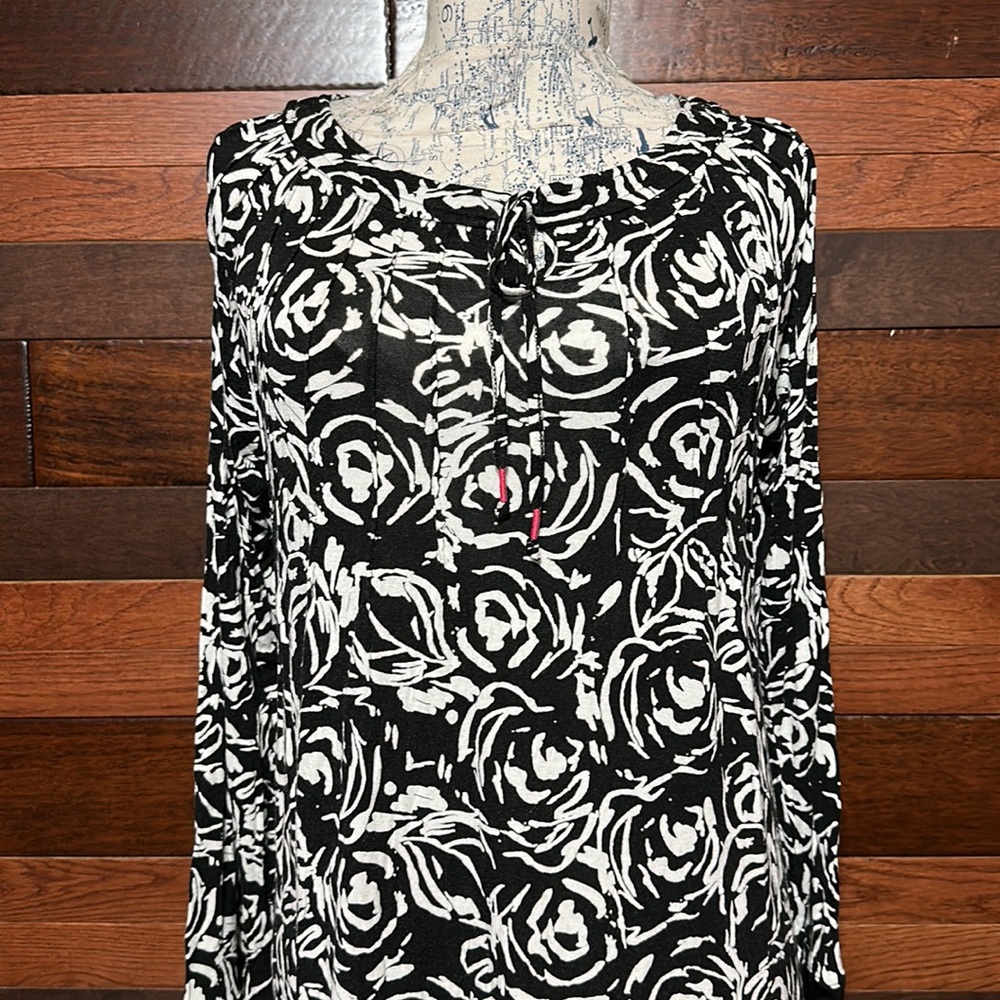 Ellen Tracy Scoop Neck Long Sleeve Black and White Pleated Blouse - Picture 4 of 10